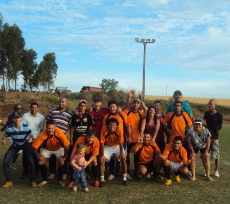 Time do Grêmio União Comemorando seu Tetracampeonato no torneio da Fazenda Boa Esperança